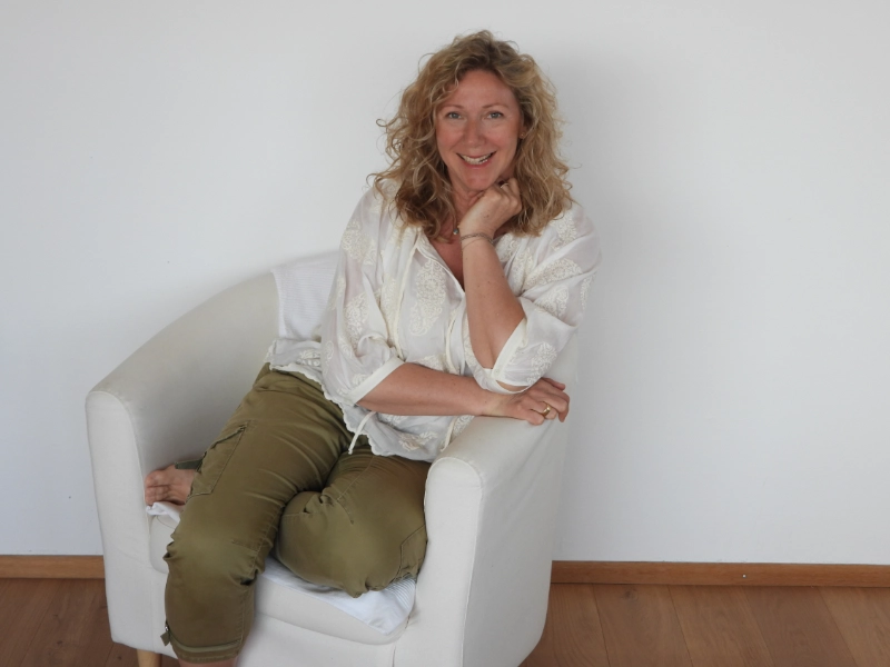 personal coaching ammersee Hildegard Bauer sitzt im Sessel für ein Personal Caoching in ihrer Praxis am Ammersee.