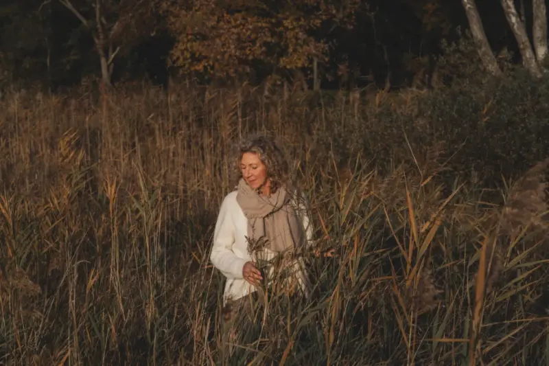 Hildegard Bauer im herbstlichen Schilf am See